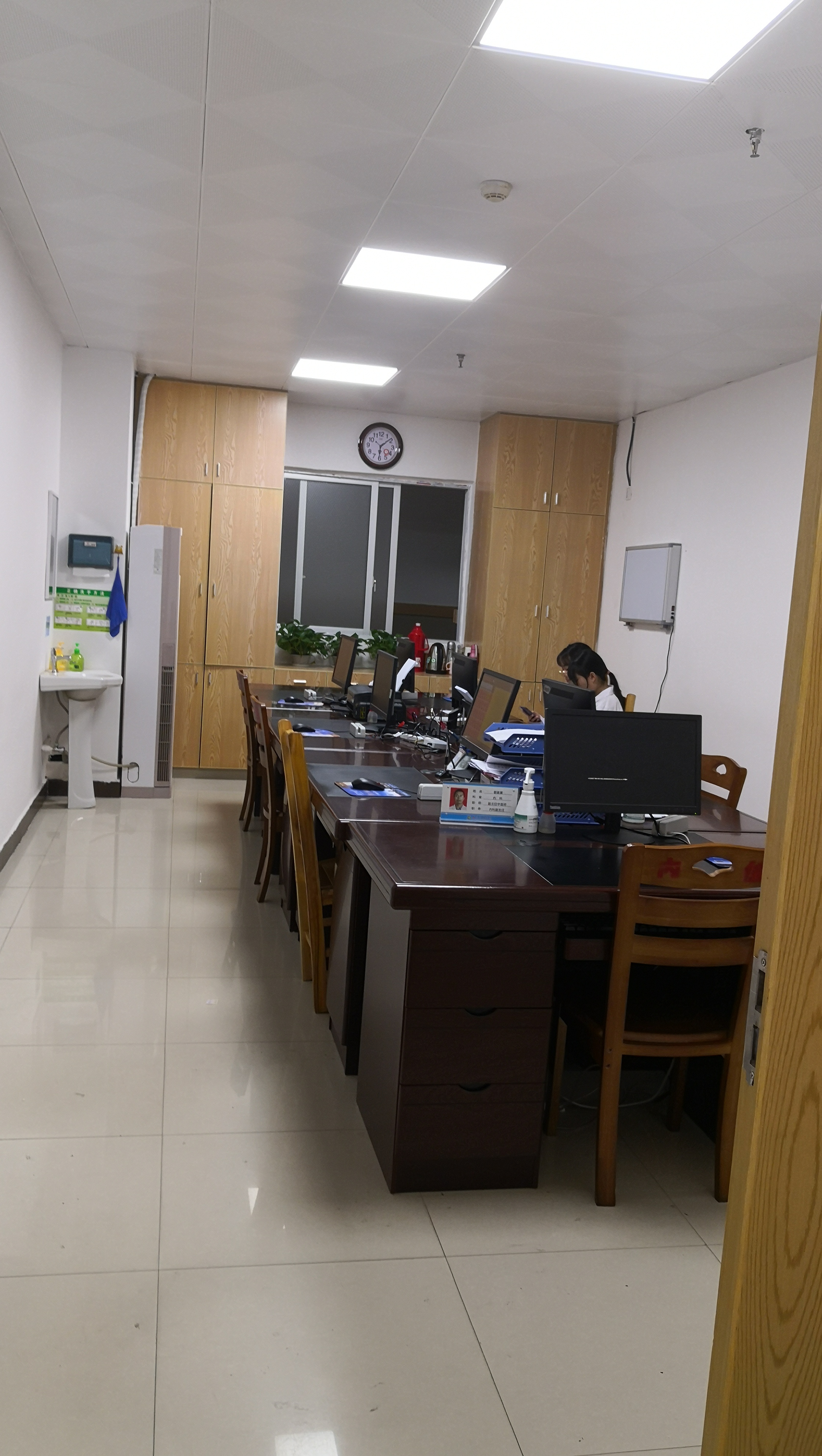 整潔后的醫生辦公室.jpg